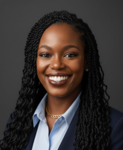 Retrato de Courtney Moultrie, Directora Regional de Chroma Early Learning Academy, sonriendo con cabello trenzado y vestimenta profesional, destacando su experiencia en educación infantil temprana.